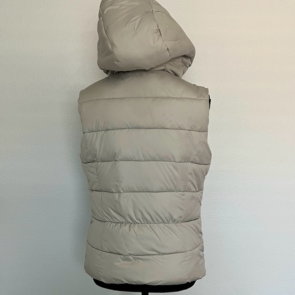 Abercrombie & Fitch Women’s Gray Hooded Puffer Vest - Picture 4 of 7